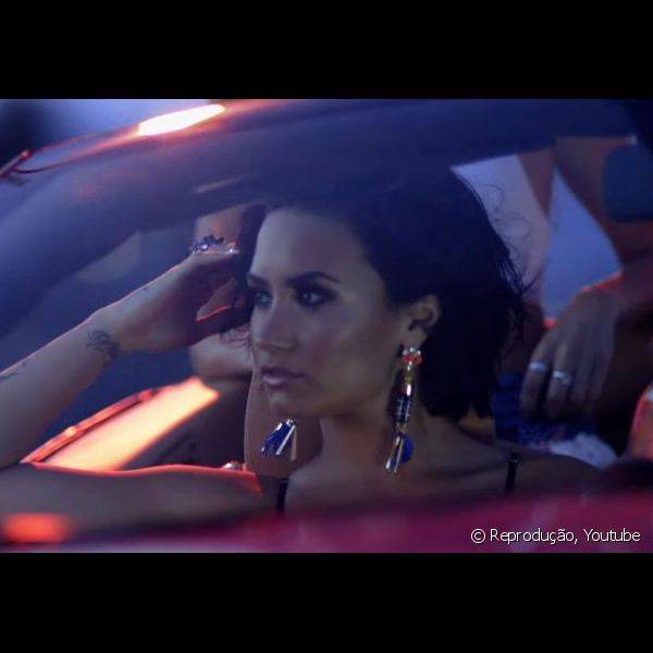 O novo clipe de Demi Lovato da m?sica 'Cool for the Summer' conta com um esfumado preto intenso e garante destaque